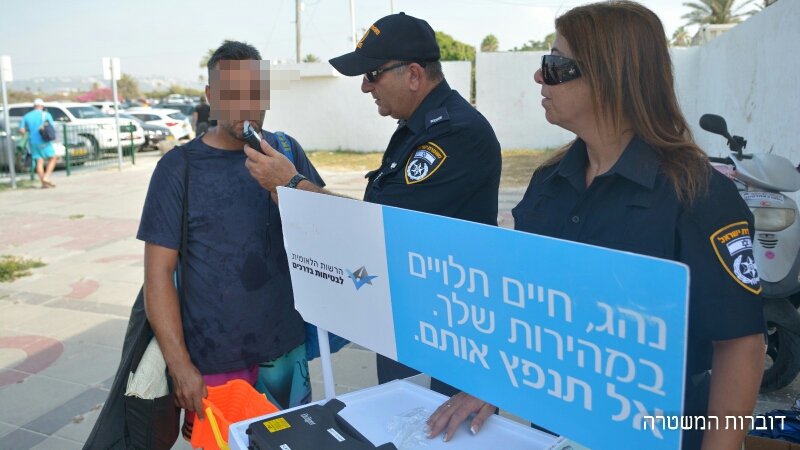 המשטרה פושטת על החופים.