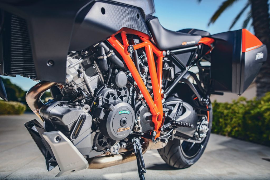 מנוע בנפח 1301 סמק ומזוודות צד. זיווג מושלם