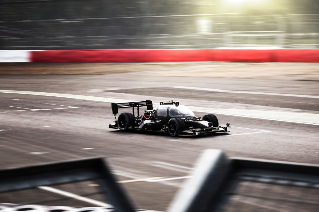 המכונית במסלול - הנהג בבית...