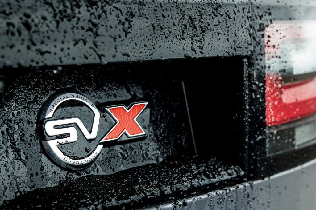 מערך המתלים שודרג והמרכב הוגבה בשיעור מסוים, אך הוא עדיין מבוסס על מערך מתלי האוויר המצוין של היצרנית. כל דיסקברי SVX יגיע עם צמיגי 'גודייר רנגלר' במידה 275/55R20 שמתאימים לעבודת שטח אינטנסיבית. הוא גם מצויד בכננות כסטנדרט ופסי תאורה בגג כדי להתאים לעבודת שטח גם בשעות הלילה. מאז הדור השלישי של הדיסקו הוא מצויד בשלל מערכות אלקטרוניות שמרחיבות את מעטפת היכולות שלו בשטח ומקלות על הנהג, וגם כאן ישנה מערכת 'טריין ריספונס 2' שהותאמה במיוחד ל-SVX ושולטת על בקרת הירידה במדרון, בנעילת הדיפרנציאלים (מרכזי ואחורי), בקרת המשיכה, יחס ההעברה של ההגה ועוד. כדי להשלים את התמונה היפה בלנד רובר מספרים לנו שכן לנד רובר דיסקברי SVX יורכב ידנית ע"י עובדי החטיבה, החל מתחילת שנת 2018.