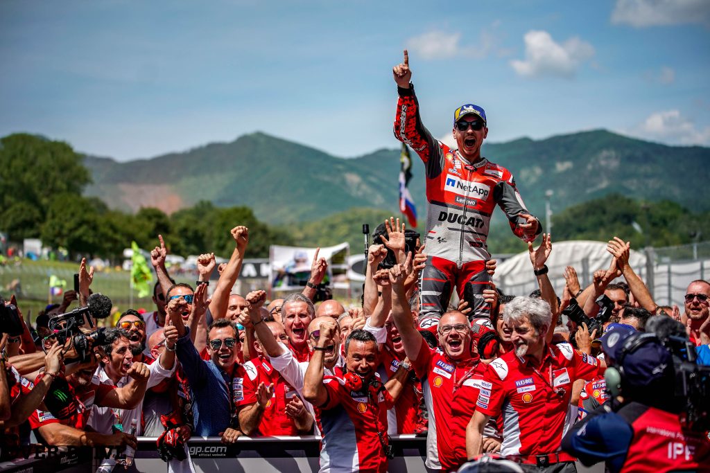 שבוע התבשרנו כי חורחה לורנזו, שלוש פעמים אלוף הקטגוריה הבכירה, חתם על חוזה של שנתיים עם קבוצה המפעל של הונדה. מעבר למהלך מתוכנן היטב, יש פה גם הזדמנות לשיאים