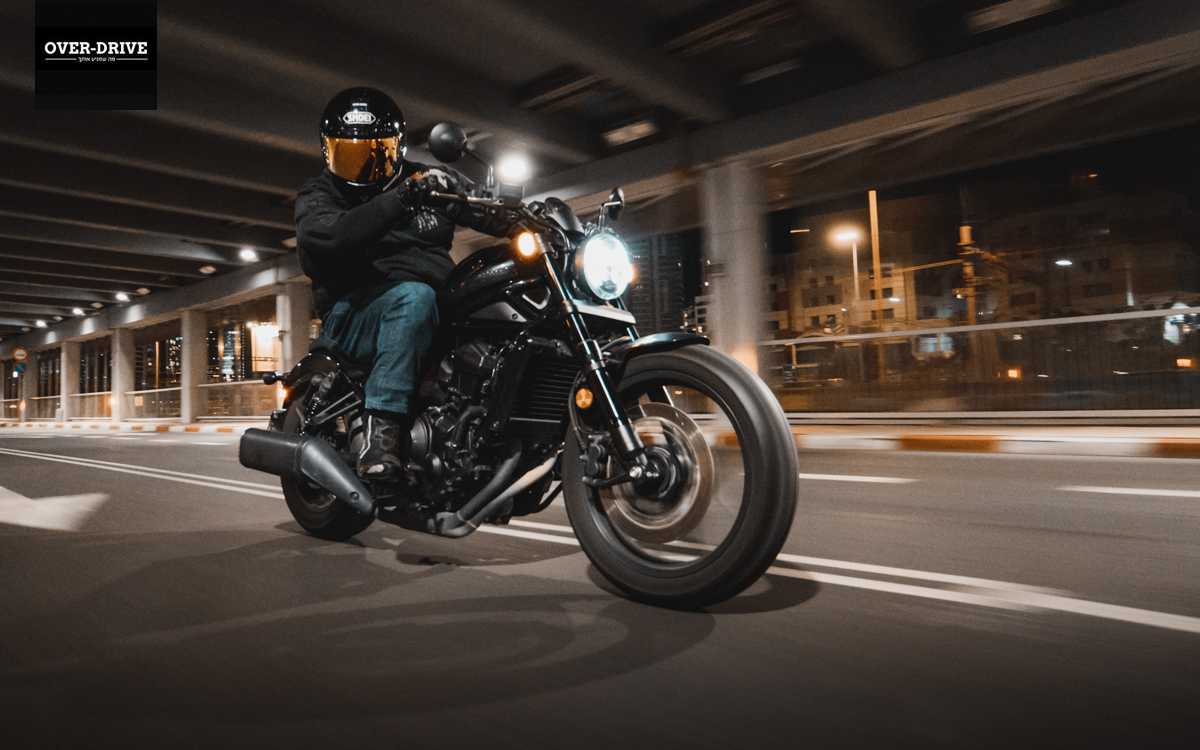 שלוש פעמים מצאתי את עצמי אוסף את הונדה CMX1100 רבל למבחן. בפעם הראשונה הגעתי אתו הביתה ומסיבות אישיות החזרתי אותו לסוכנות מבלי שרכבתי עליו דקה אחת (למעט הנסיעה הלוך ושוב מהסוכנות).