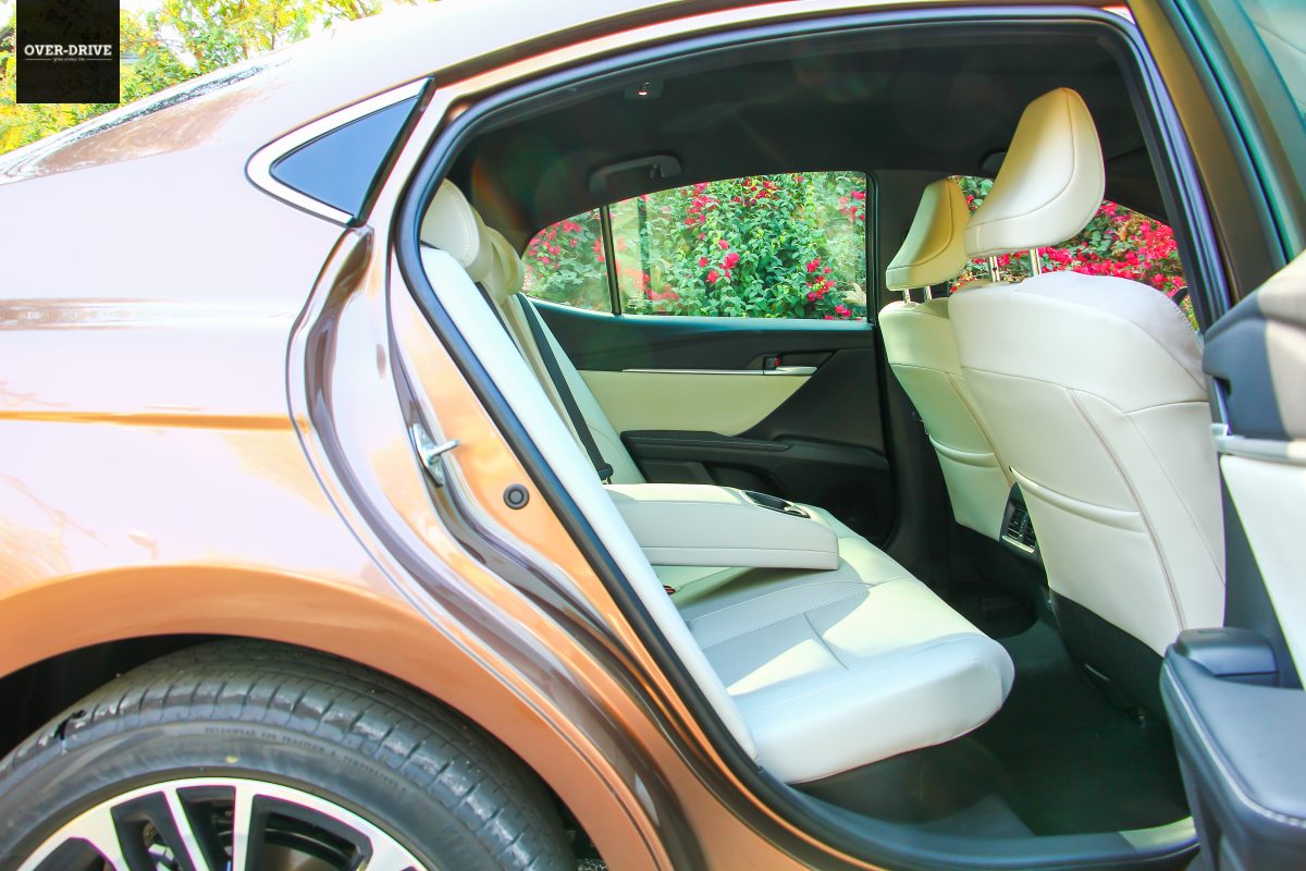 טויוטה קאמרי הייבריד